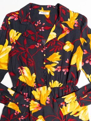 Блуза женская из вискозы с декоративными пуговицами на груди в талии резинка цвет черный/цветы размер EUR M (rus 44-46) PIECES