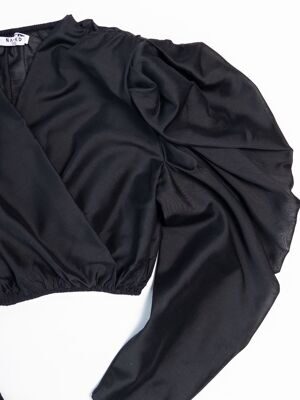 Блуза легкая на запах с объемными рукавами с подплечниками из  просвечивающей ткани цвет черный размер EUR 36 (rus 42-44) NA-KD