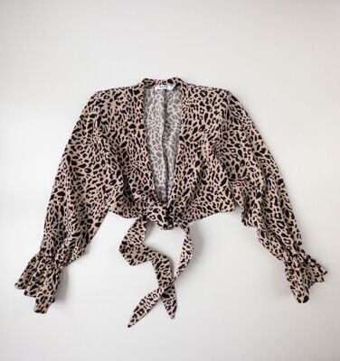 Блуза укороченная на запах ( с подплечниками) цвет бежевый с принтом леопард размер 36 (44 RUS) NA-KD