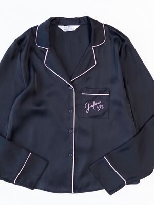 Рубашка атласная с длинными рукавами на пуговицах с карманом цвет черный/розовый с текстовым принтом размер EUR 32/34 (rus 38-42) Primark *сзади на шее имеются 3 маленькие затяжки