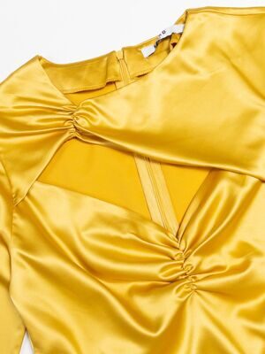 Блуза атласная с вырезом и драпировкой на груди с длинным рукавом цвет золотистый размер 36 (44 RUS) NA-KD