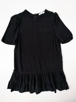 Платье шифоновое прямое с воланом снизу 100% вискоза с молнией на спине цвет черный размер 36 (44 RUS) NA-KD