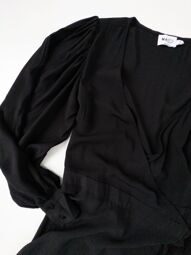 Платье-халат с запахом с длинным рукавом цвет черный размер XXS (38 RUS) NA-KD