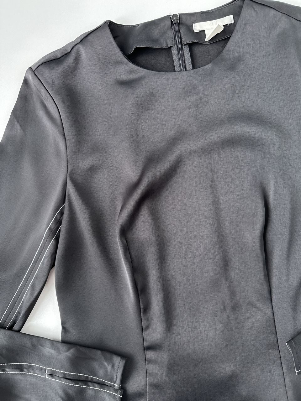Блуза черного цвета из атласной ткани с длинными рукавами, застежка-молния сзади с потайным крючком на шее, разрезы внизу рукавов размер  EUR 36 (42 RUS) H&M
