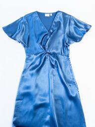 Платье атласное женское на потайной молнии сбоку рукава крылышки цвет синий размер EUR 40 (rus 46-48) VILA