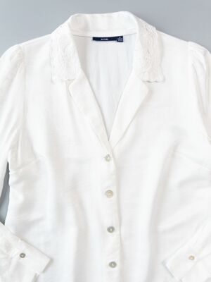 Блуза свободная на пуговицах с вышивкой на воротнике цвет молочный с легким блеском размер EUR М 38-40 (rus 44-46) KIABI