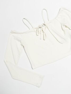 Блуза стрейчевая укороченная из вискозы с вырезом карман и длинным рукавом цвет молочный размер М (44 RUS) NA-KD