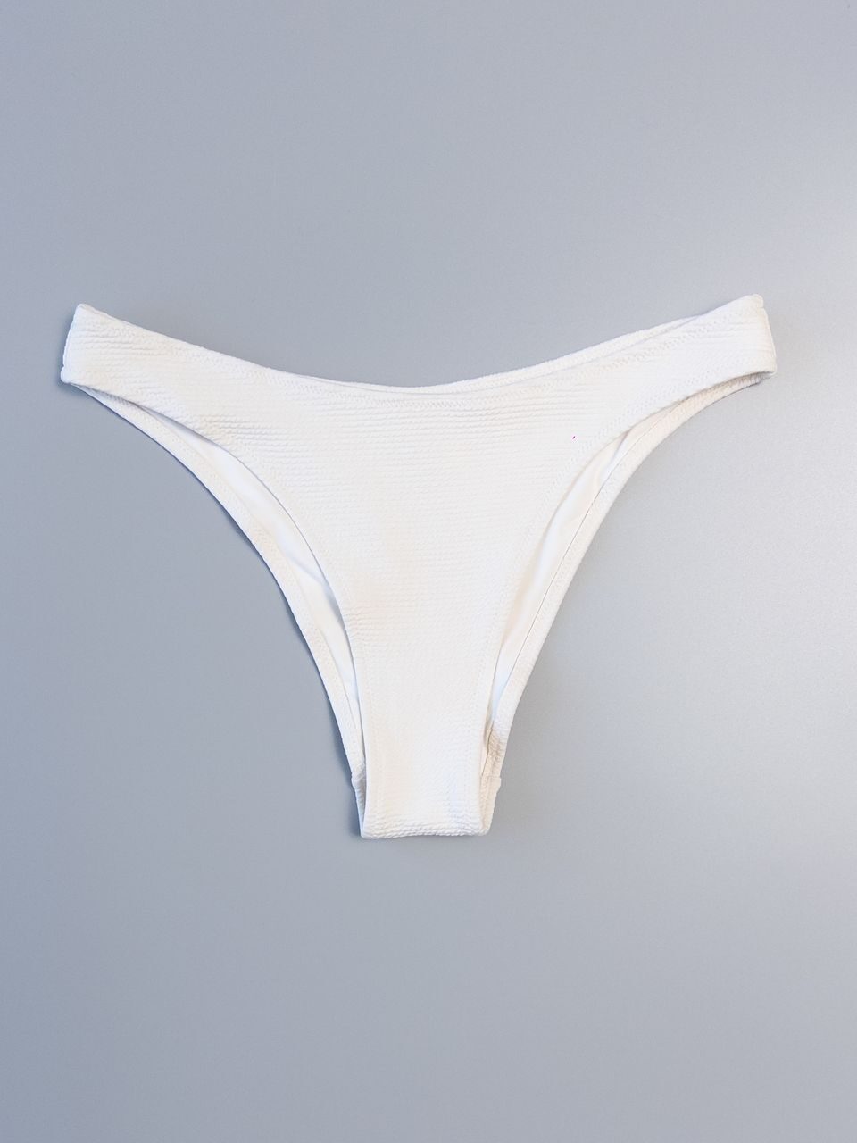Плавки бикини из рельефной ткани женские на высокой талии цвет белый размер EUR 36 ( rus 40-42) H&M