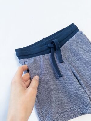 Шорты из толстовочной ткани. Широкая эластичная талия на кулиске, боковые карманы цвет темно-синий в полоски для мальчика на рост 92см H&M