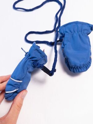 Варежки для мальчика непромокаемые на плюшевой подкладке с отстегивающимся шнурком цвет синий на рост 56-68 см Cool Club