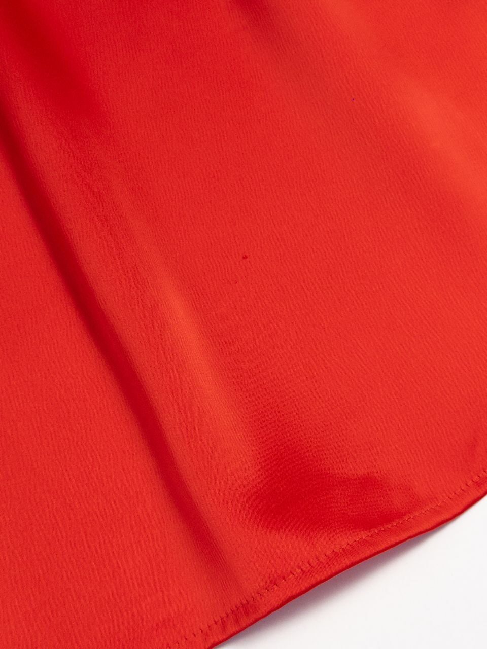 Атласное платье цвет красный размер EUR 40 (rus 46) Gina Tricot (дефект незначительная затяжка)