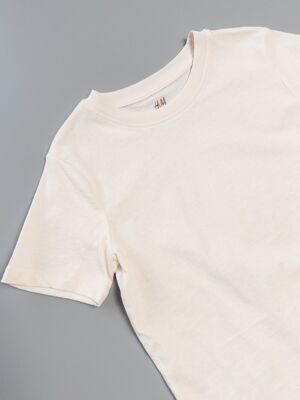 Классическая футболка из мягкого трикотажа из натурального хлопка. Круглый вырез горловины с узкой резинкой цвет бежевый для мальчика на рост 116 см H&M