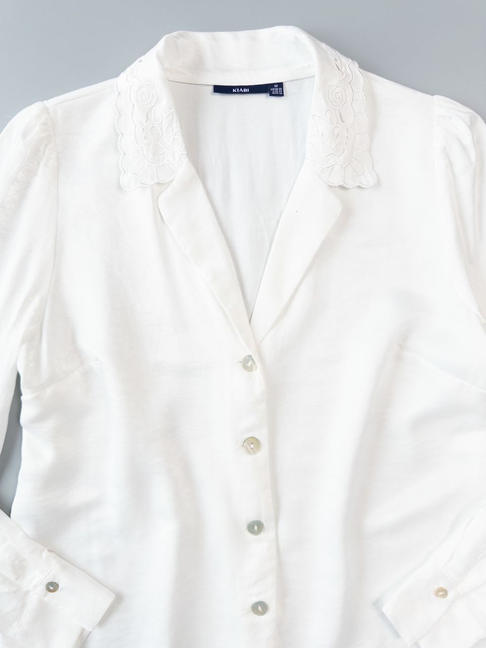Блуза свободная на пуговицах с вышивкой на воротнике цвет молочный с легким блеском размер EUR М 38-40 (rus 44-46) KIABI