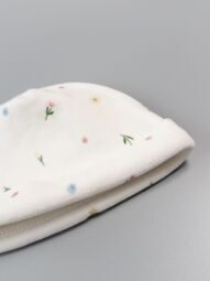 Шапка велюровая для девочки двухслойная цвет молочный принт цветы  (на окружность головы 40-42 см) Primark