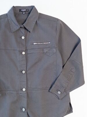 Рубашка куртка джинсовая плотная на пуговицах с большим карманом спереди цвет темно-серый размер EUR 34 (rus 40-44) MISSGUIDED