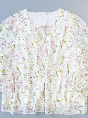 Блуза женская на подкладке с длинным рукавом спереди на шнурках цвет молочный принт цветы размер EUR 50 (rus 56-58) VILA