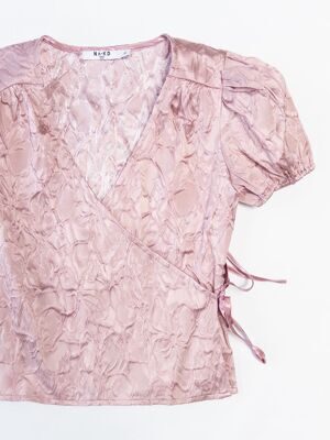 Блуза из плотной ткани на запах(завязки) рукава-фонарики цвет розовый/цветы размер EUR 34 (rus 40) NA-KD