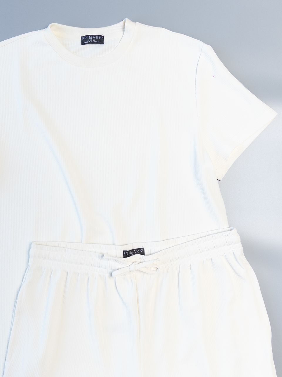 Комплект из рельефной ткани футболка + шорты с утягивающим шнурком в поясе/карманами цвет молочный размер L Primark