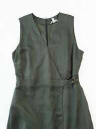 Платье лен 49% вискоза 51% на подкладке V-образный вырез потайная молния сзади. Отрезная талия с декоративной пряжкой сбоку цвет хаки размер eur L (rus 48-50) H&M