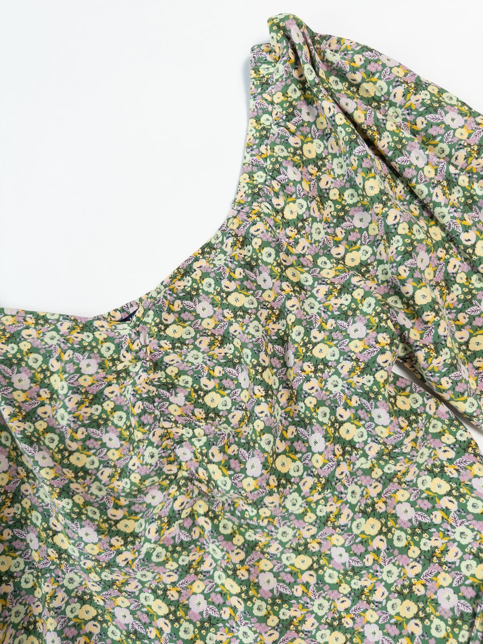Блуза легкая на спине резинка цвет зеленый/цветы размер EUR М 38-40 (rus 44-46) KIABI