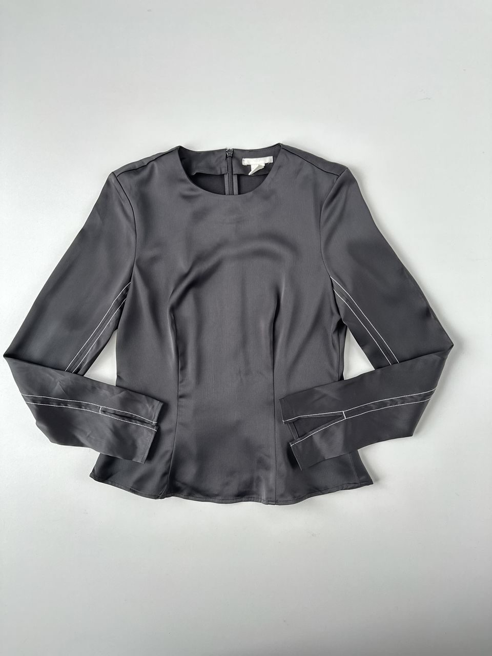 Блуза черного цвета из атласной ткани с длинными рукавами, застежка-молния сзади с потайным крючком на шее, разрезы внизу рукавов размер  EUR 36 (42 RUS) H&M