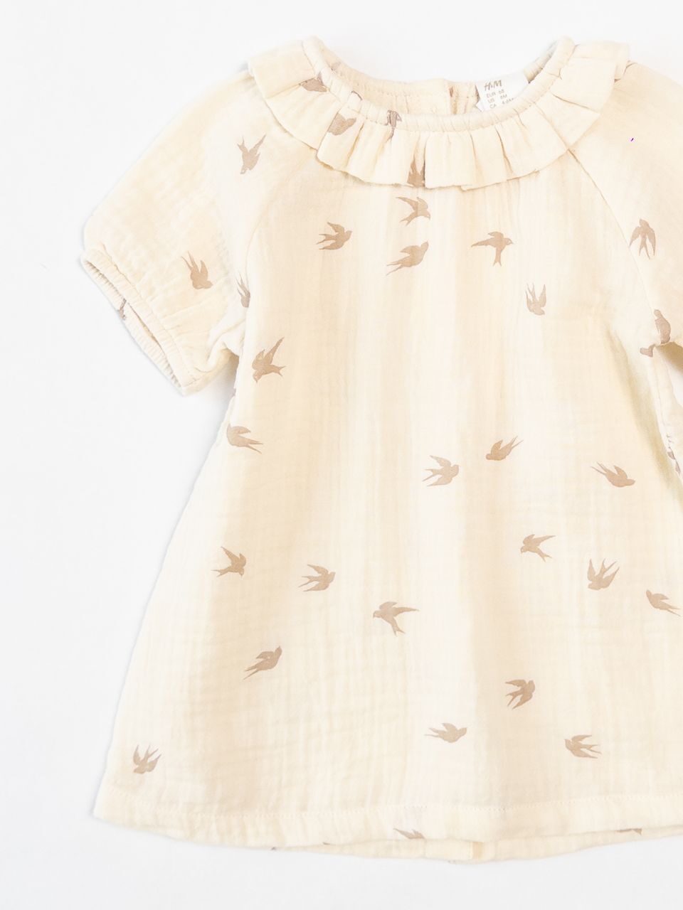 Платье муслиновое для девочки сзади на пуговице цвет молочный принт птички рост 68 см H&M