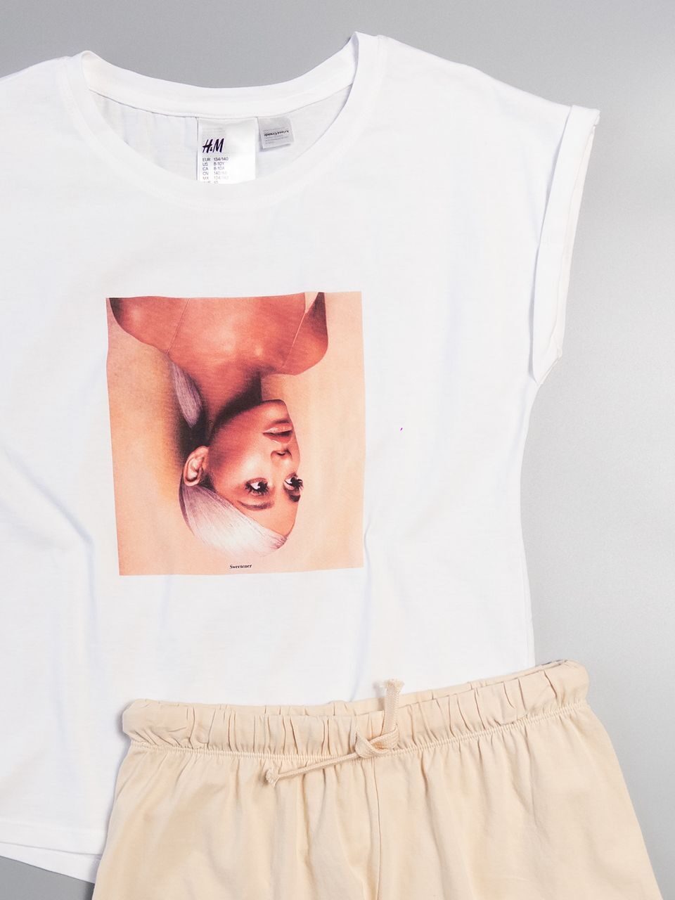 Комплект хлопковый для девочки футболка  + шорты  с утягивающим шнурком в поясе цвет белый/бежевый рост 134/140 см H&M