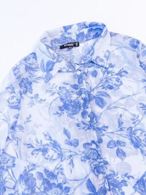 Блуза ткань сетка на пуговицах цвет голубой/цветы размер EUR 46 (rus 52) MISSGUIDED (маломерит на размер rus 48)