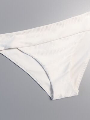 Трусы плавки женские из рельефной ткани цвет белый размер EUR 46 (rus 50-52) H&M