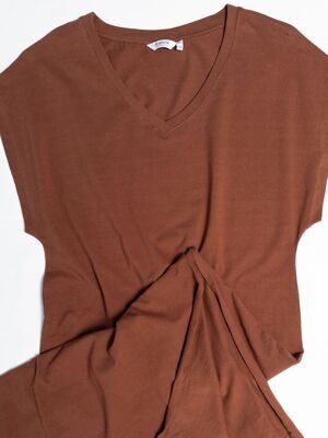 Платье свободное из хлопкового трикотажа длинное с V-образным вырезом цвет коричневый размер EUR S (rus 42-44) b.young (имеется маленькая дырочка на левом плече)