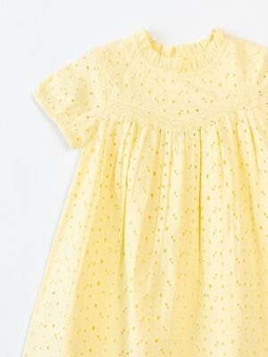 Платье для девочки с английской вышивкой сзади на пуговицах с вязаными элементами цвет желтый рост 74 см Nutmeg