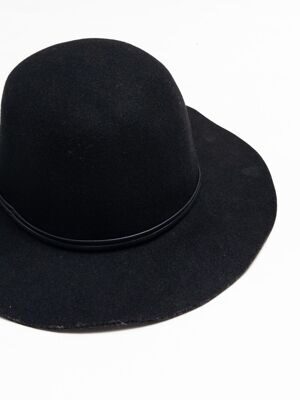 Шляпа из валяной шерсти, с ремешком из искусственной кожи. ширина полей 8 см на окружность головы 60 см цвет черный H&M