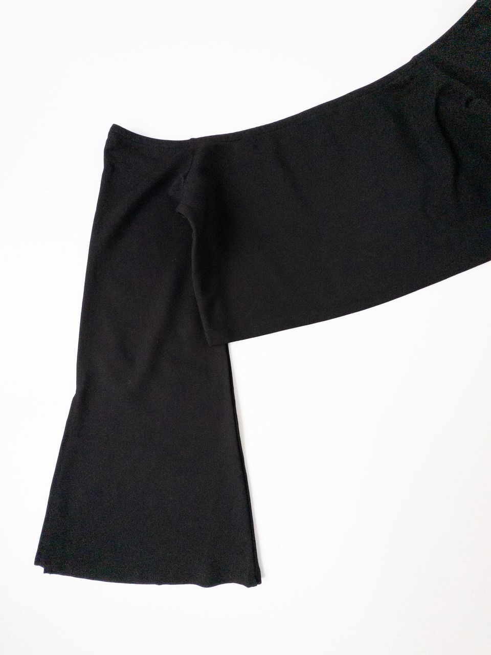 Топ укороченный с вырезом кармен и расклешенным рукавом с разрезами вискоза 70% цвет черный размер XL (48-50 RUS) NA-KD