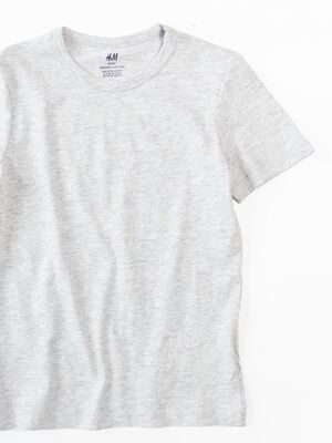 Классическая футболка из мягкого трикотажа из натурального хлопка цвет серый для мальчика на рост 122/128 см H&M